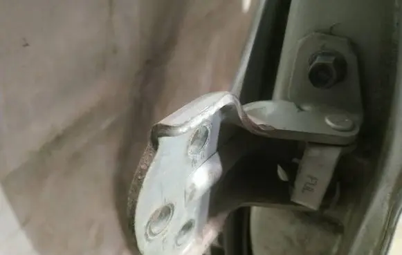 Hyundai Trajet Front door upper hinge 