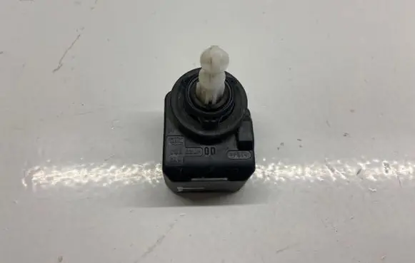 Headlight level adjustment motor
