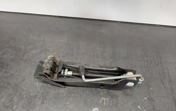 Volkswagen Touran I Lift Jack 1T0011031A