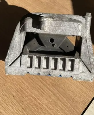 Volkswagen PASSAT B6 Engine mount bracket 1K0199262