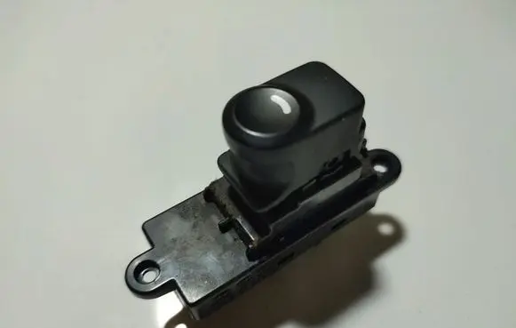 Nissan Primera Wing mirror switch