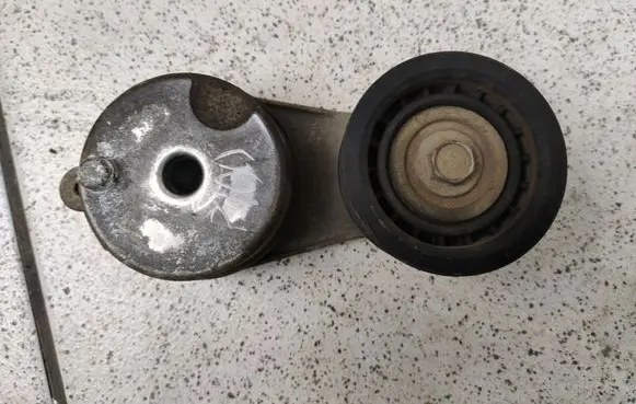 Jeep Cherokee Alternator belt tensioner 04627533AB