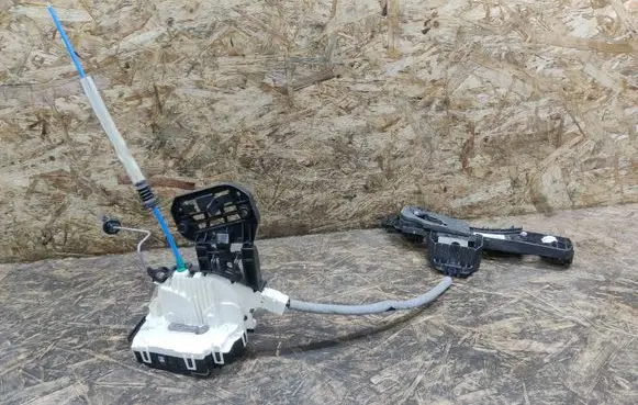 Mercedes-Benz GLA W156 Rear door lock A2047302835 A1567670200