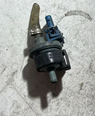Volkswagen Touareg I Valve vacuum 051133459
