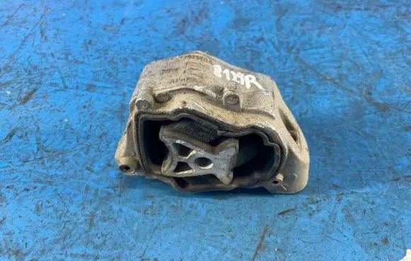 Volvo XC70 Engine mount bracket 31330138