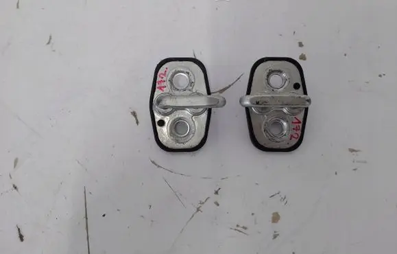 Peugeot 3008 II Rear door lock loop/hook striker 9820335280