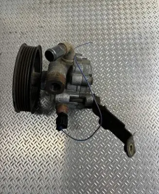 Toyota Corolla Verso E121 Power steering pump X3C40282 034