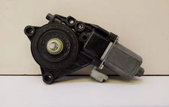 Hyundai i30 Front door window regulator motor 824602R000 0130822543