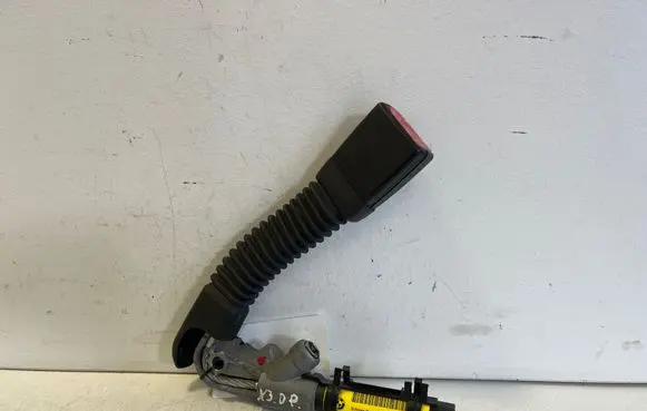 BMW X3 E83 Front seatbelt buckle 33017252