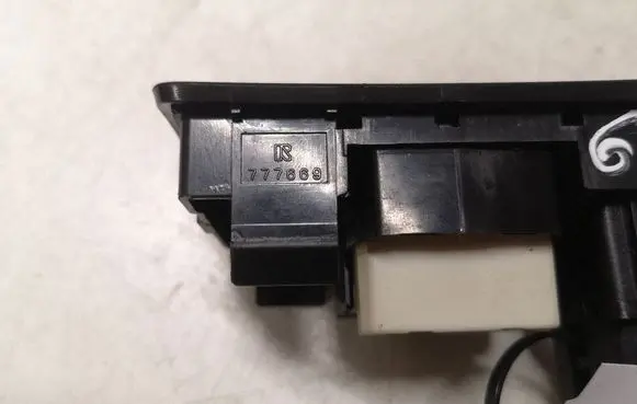 Toyota Avensis T250 Wing mirror switch 183575 777669