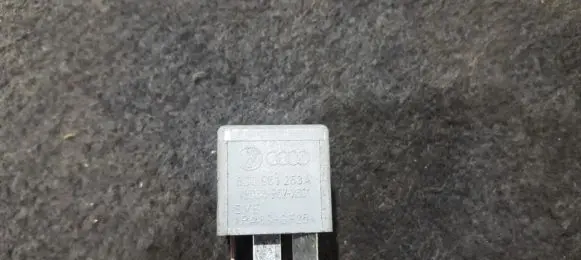 Volkswagen PASSAT B5.5 Other relay 8d0951253a 373