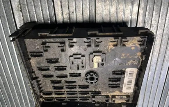 Volkswagen Polo IV 9N3 Fuse module 3C0937125 63592777