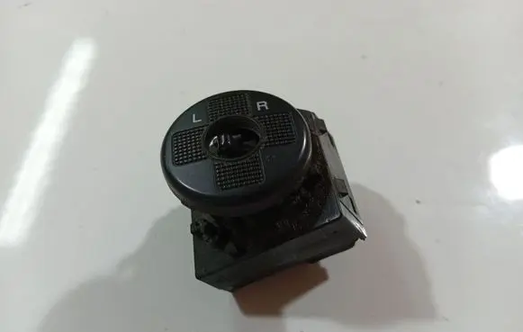 Wing mirror switch
