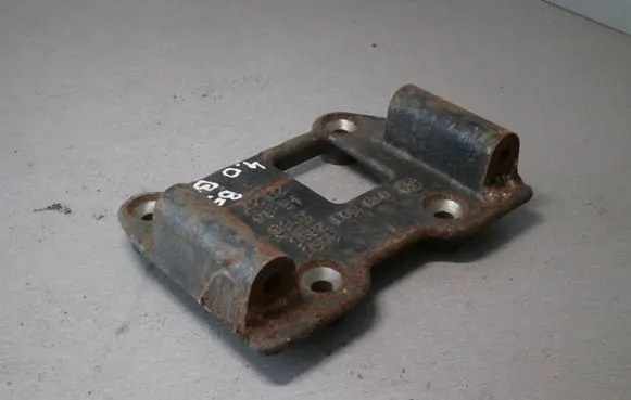 Volkswagen PASSAT B5.5 Engine mounting bracket 07D903289C