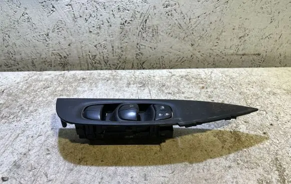 Nissan Qashqai Electric window control switch 80961
