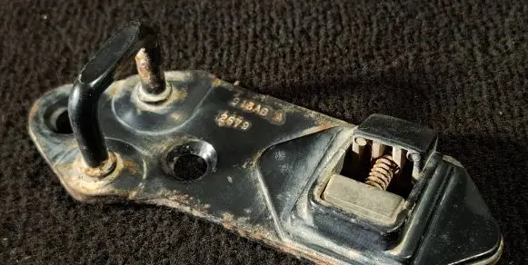 Jeep Grand Cherokee (WJ) Trunk lock loop 2679