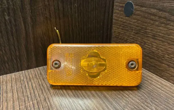 Front fender indicator light