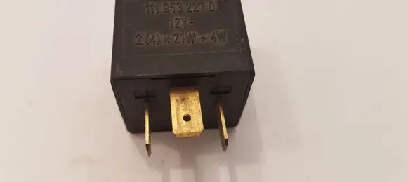 Volkswagen Golf III Other relay 111953227D