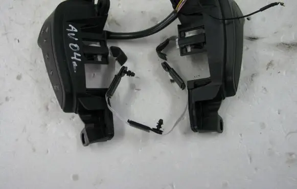 Toyota Avensis T250 Steering wheel buttons/switches 75B070