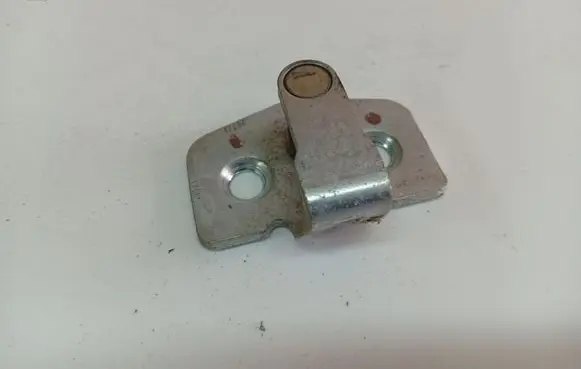 Opel Zafira B Rear door lock loop/hook striker