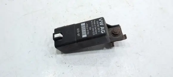 Volkswagen PASSAT B7 Glow plug pre-heat relay 038907281D