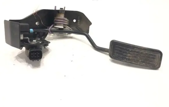 Accelerator throttle pedal