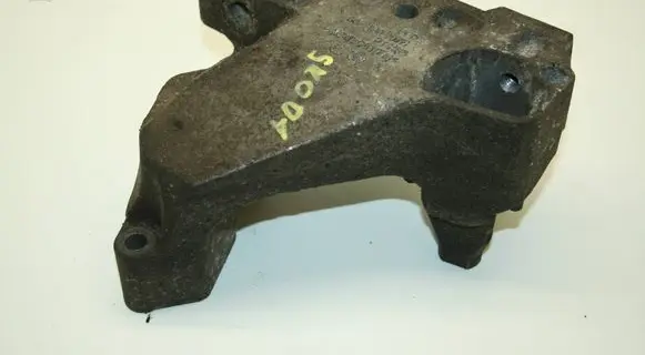 Skoda Octavia Mk2 (1Z) Engine mounting bracket 06F199207H