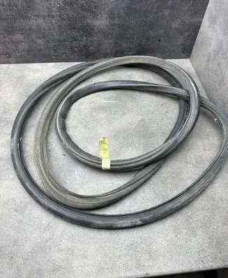 Porsche Cayenne (9PA) Rubber seal front door window/glass 7L5837718