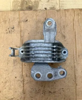 Chevrolet Orlando Engine mount bracket V06468