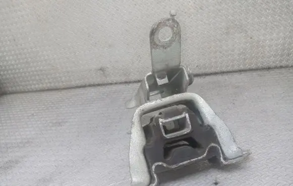 Citroen C1 Engine mount bracket