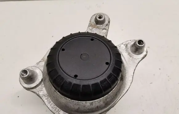 Mercedes-Benz C W205 Engine mount bracket A2052406517
