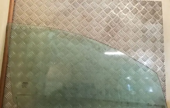 Volvo V70 Front door window glass four-door