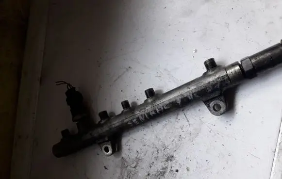 Renault Scenic II - Grand scenic II Fuel distributor 0445214024