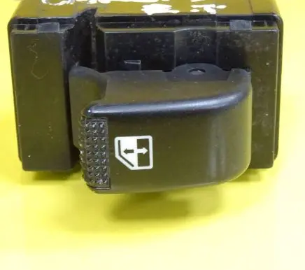 KIA Carens I Electric window control switch 4735101000