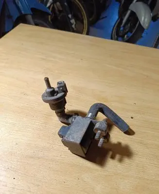 Volkswagen PASSAT B3 Valve vacuum 026133517