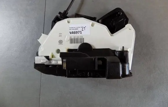 Volkswagen Golf VII Rear door lock 5K4839015Q