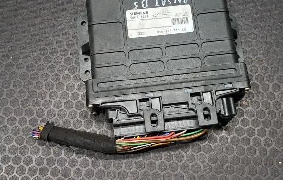 Volkswagen PASSAT B5 Gearbox control unit/module 01N927733CN 9711130099