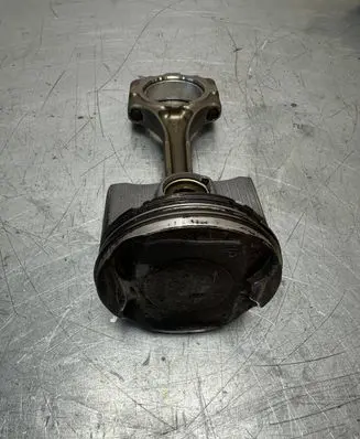 Toyota Auris 150 Piston with connecting rod 131013701
