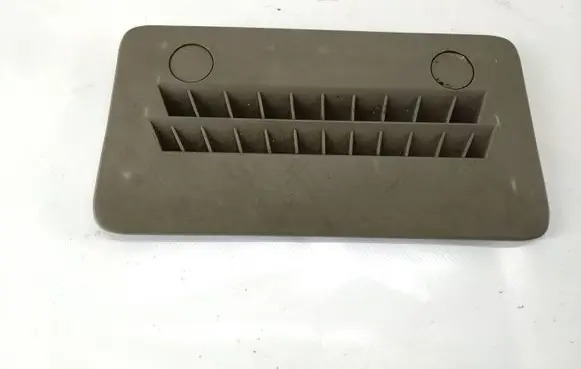 Quarter panel pressure vent