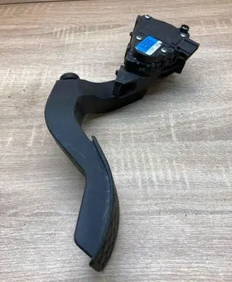 Volkswagen PASSAT B5.5 Accelerator throttle pedal 8D1723523M 6PV008376