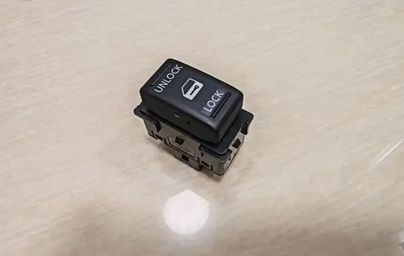 Nissan Note (E11) Central locking switch button 252109U00A