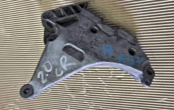 Engine mounting bracket