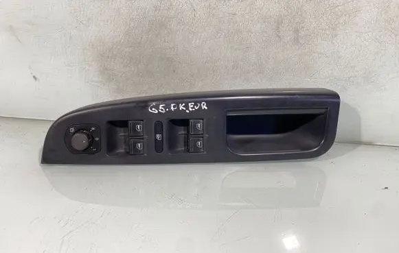 Volkswagen Golf V Electric window control switch