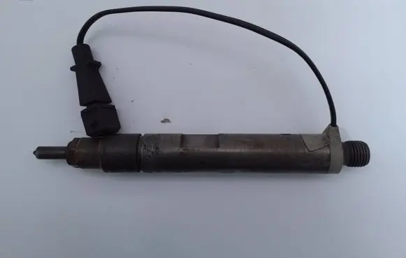 Volkswagen Golf IV Fuel injector 028130201S 421906