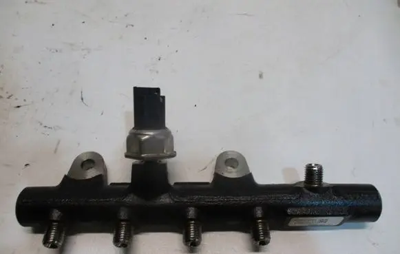 BMW 2 Active Tourer U06 Fuel main line pipe 175210651R