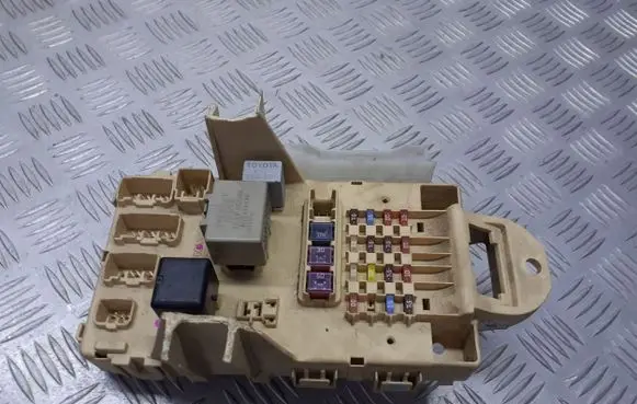 Toyota Yaris Fuse box cover 82730-0D040