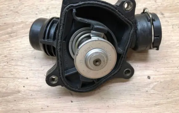 Thermostat/thermostat housing