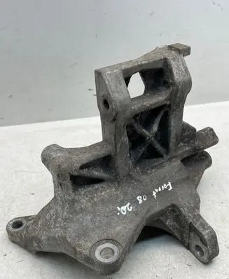 Engine mounting bracket