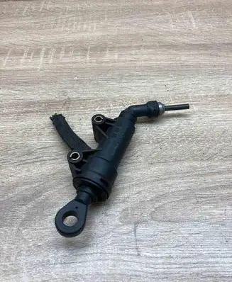 BMW 5 E39 Clutch master cylinder 6756694