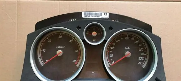 Opel Zafira B Speedometer (instrument cluster) 13267528